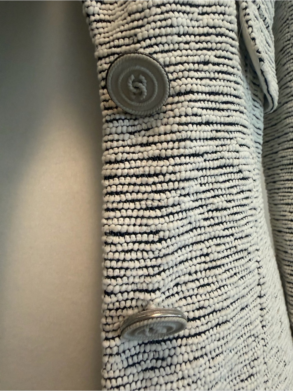 Vintage CHANEL White and Gray Textured Tweed Jacket CC Logo Buttons US 2 14P - Picture 2 of 14